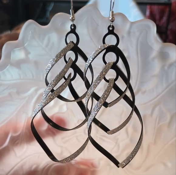 Swirl Geometric Earrings - Picture 3 of 10